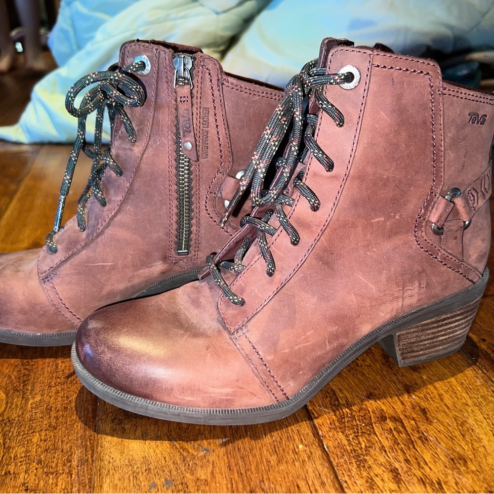 Teva Waterproof Foxy Lace Boots Size 8.5